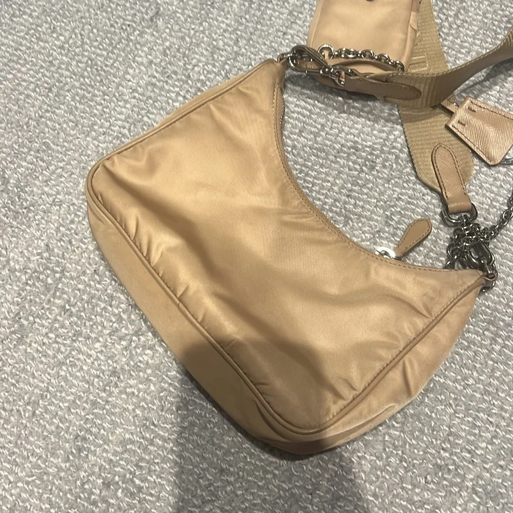 Desert beige re-edition nylon Prada bag - Picture 6 of 10